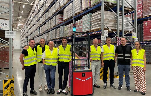 Fahrerloses Transportsystem Gruppenfoto mit Vorstand