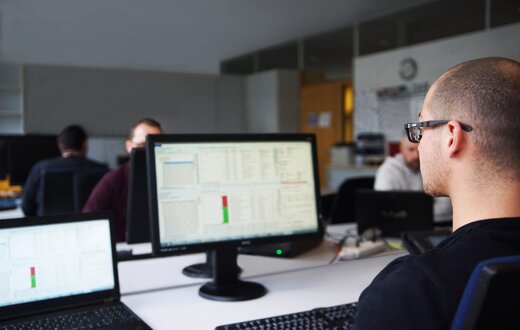 Mitarbeiter am Bildschirm mit Speditionssoftware